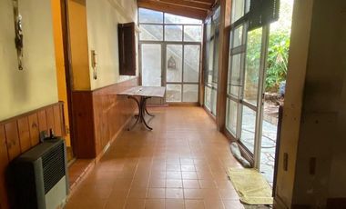 Casa en Lanus Oeste con fondo , pileta y quincho.