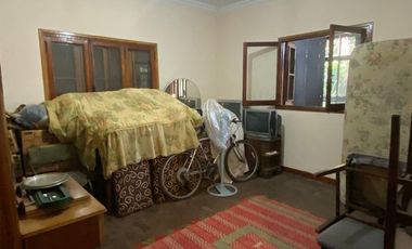 Casa en Lanus Oeste con fondo , pileta y quincho.