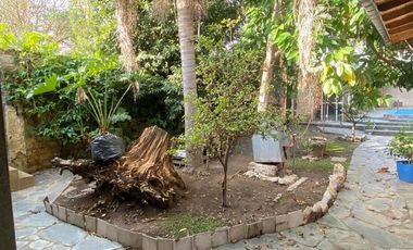 Casa en Lanus Oeste con fondo , pileta y quincho.
