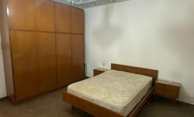 Casa en Lanus Oeste con fondo , pileta y quincho.