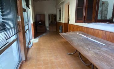 Casa en Lanus Oeste con fondo , pileta y quincho.