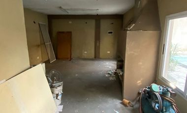 Casa en Lanus Oeste con fondo , pileta y quincho.