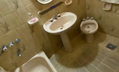 Casa en Lanus Oeste con fondo , pileta y quincho.