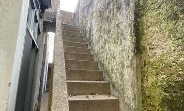 Casa en Lanus Oeste con fondo , pileta y quincho.