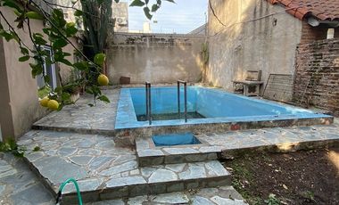 Casa en Lanus Oeste con fondo , pileta y quincho.