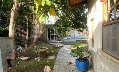 Casa en Lanus Oeste con fondo , pileta y quincho.