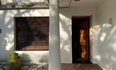 Casa en Lanus Oeste con fondo , pileta y quincho.