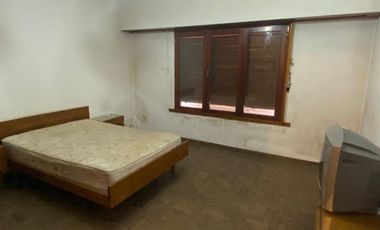 Casa en Lanus Oeste con fondo , pileta y quincho.