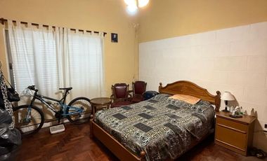 VENTA CASA MULTIFAMILIAR EN MATADEROS CON COCHERA