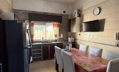 VENTA CASA MULTIFAMILIAR EN MATADEROS CON COCHERA
