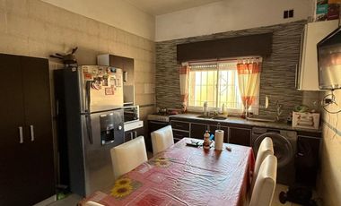 VENTA CASA MULTIFAMILIAR EN MATADEROS CON COCHERA