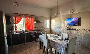 VENTA CASA MULTIFAMILIAR EN MATADEROS CON COCHERA