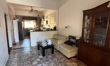 VENTA CASA MULTIFAMILIAR EN MATADEROS CON COCHERA