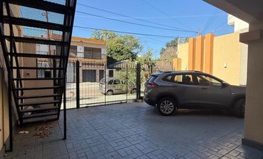 VENTA CASA MULTIFAMILIAR EN MATADEROS CON COCHERA