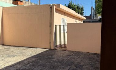 VENTA CASA MULTIFAMILIAR EN MATADEROS CON COCHERA