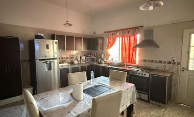 VENTA CASA MULTIFAMILIAR EN MATADEROS CON COCHERA