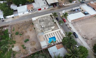 Vivienda de una casa y piscina en venta en Manta