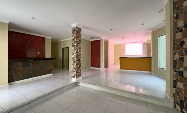 Vivienda de una casa y piscina en venta en Manta