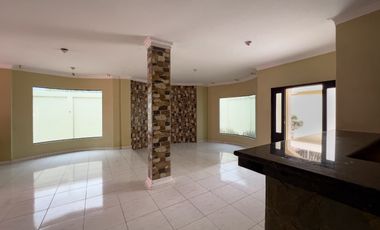 Vivienda de una casa y piscina en venta en Manta