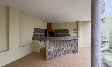 Vivienda de una casa y piscina en venta en Manta