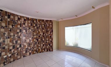 Vivienda de una casa y piscina en venta en Manta