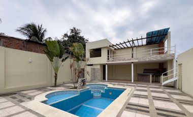 Vivienda de una casa y piscina en venta en Manta