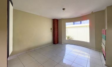 Vivienda de una casa y piscina en venta en Manta
