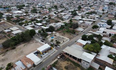 Vivienda de una casa y piscina en venta en Manta