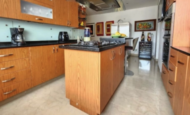 Venta apartamento El Poblado, El Tesoro: con terraza y cine privado.
