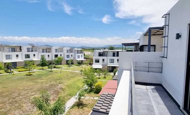 Casa en Venta de 3 Habitaciones, Alberca, 2 Estacionamientos con Seguridad 24hrs