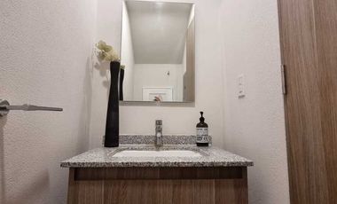 Casa en Venta de 3 Habitaciones, Alberca, 2 Estacionamientos con Seguridad 24hrs