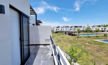 Casa en Venta de 3 Habitaciones, Alberca, 2 Estacionamientos con Seguridad 24hrs