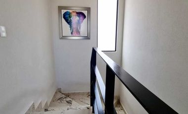 Casa en Venta de 3 Habitaciones, Alberca, 2 Estacionamientos con Seguridad 24hrs