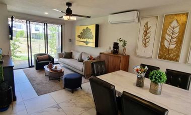 Casa en Venta de 3 Habitaciones, Alberca, 2 Estacionamientos con Seguridad 24hrs