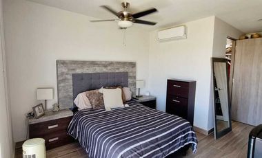 Casa en Venta de 3 Habitaciones, Alberca, 2 Estacionamientos con Seguridad 24hrs