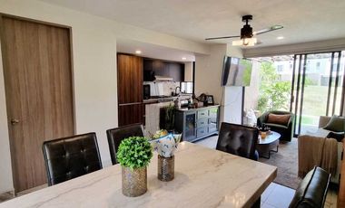 Casa en Venta de 3 Habitaciones, Alberca, 2 Estacionamientos con Seguridad 24hrs