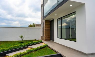 Casa a estrenar Tumbaco 150 mtrs2 mas amplios jardines, esquinera, estudio, 3 parqueaderos
