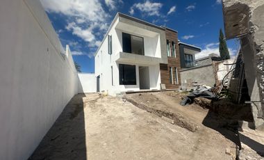 Casa a estrenar Tumbaco 150 mtrs2 mas amplios jardines, esquinera, estudio, 3 parqueaderos