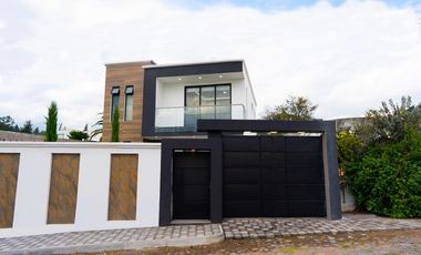 Casa a estrenar Tumbaco 150 mtrs2 mas amplios jardines, esquinera, estudio, 3 parqueaderos