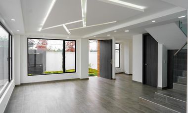 Casa a estrenar Tumbaco 150 mtrs2 mas amplios jardines, esquinera, estudio, 3 parqueaderos