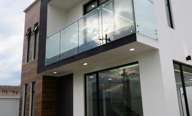 Casa a estrenar Tumbaco 150 mtrs2 mas amplios jardines, esquinera, estudio, 3 parqueaderos