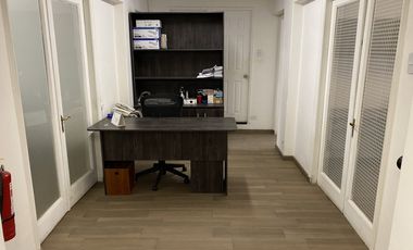 ARRIENDA OFICINA 142 M2, 5 OF, 4 BAÑOS, SAN ANTONIO SANTIAGO CASCO HISTORICO