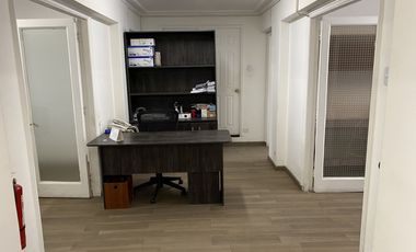 ARRIENDA OFICINA 142 M2, 5 OF, 4 BAÑOS, SAN ANTONIO SANTIAGO CASCO HISTORICO