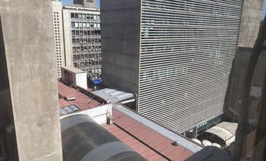 ARRIENDA OFICINA 142 M2, 5 OF, 4 BAÑOS, SAN ANTONIO SANTIAGO CASCO HISTORICO