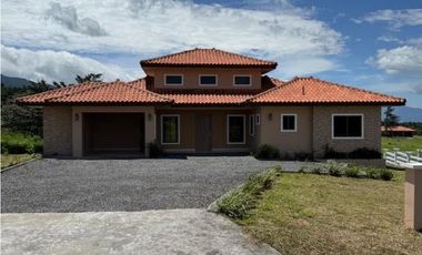 SE VENDE CASA EN BOQUETE