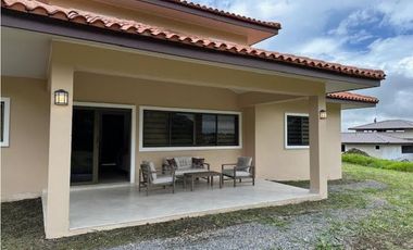 SE VENDE CASA AMOBLADA EN BOQUETE