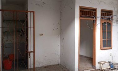 Disewakan Rumah Jl Salak Sektor 1 Solo Baru perlu renovasi ya