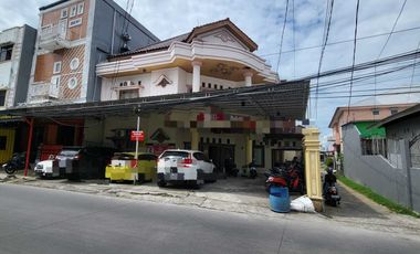 Kost Exclusive & Cafe di Boulevard