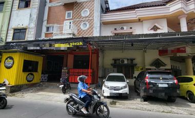 Kost Exclusive & Cafe di Boulevard