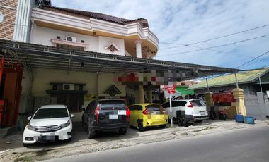 Kost Exclusive & Cafe di Boulevard